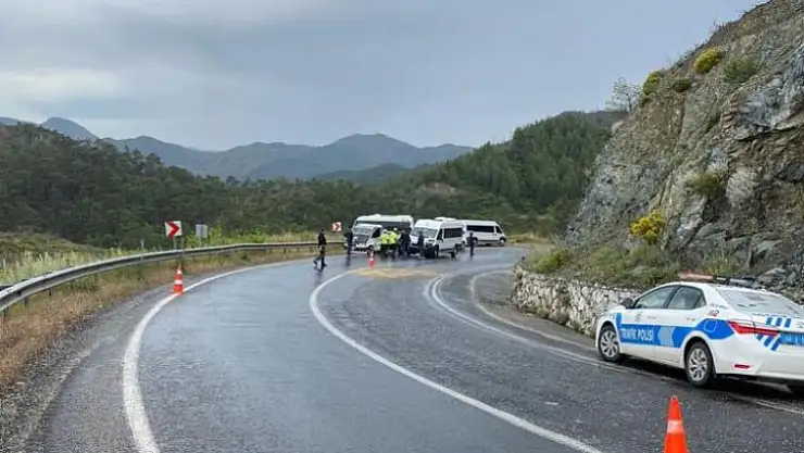 Yağış nedeniyle kayganlaşan yolda çarpıştı6 yaralı