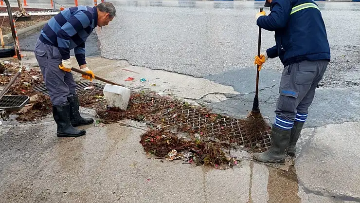 Yağmur nöbetindeki ekiplerden anlık müdahaleler
