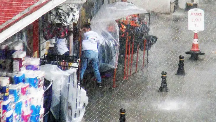 YAĞMUR PAZARCILARI HAZIRLIKSIZ YAKALADI