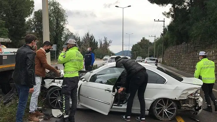 Yağmurun kayganlaştırdığı yolda elektrik direğine çarptı