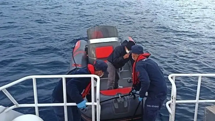 Yakıt koymayı unutunca deniz ortasında mahsur kaldı