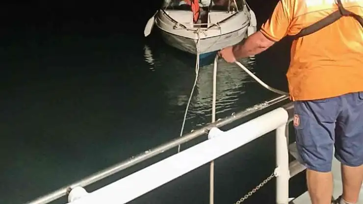 Yakıtı biten tekneyi KIYEM kurtardı