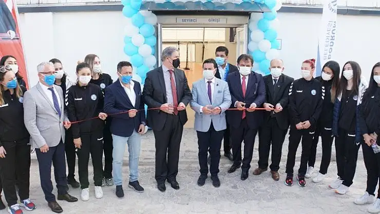 Yalıkavakspor Kadın Hentbol Takımı yeni salonuna kavuştu