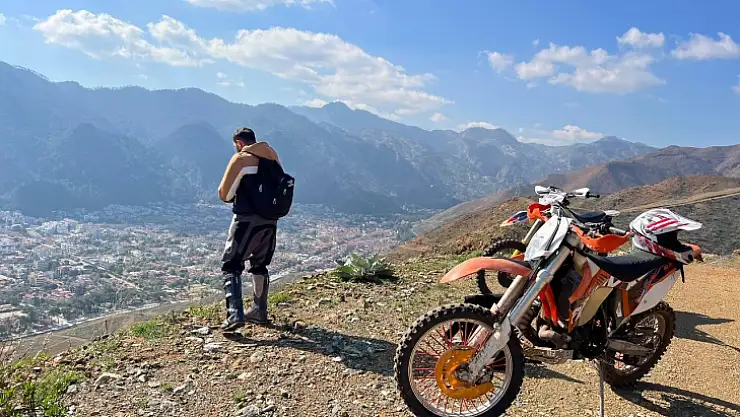 YANAN ALANLARA MOTORLARI İLE ÇIKIP TOHUM TOPLARI ATIYORLAR