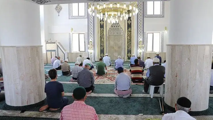 Yapımı tamamlanan Gerişburnu Şehitler Camii'de ilk Cuma Namazı kılındı