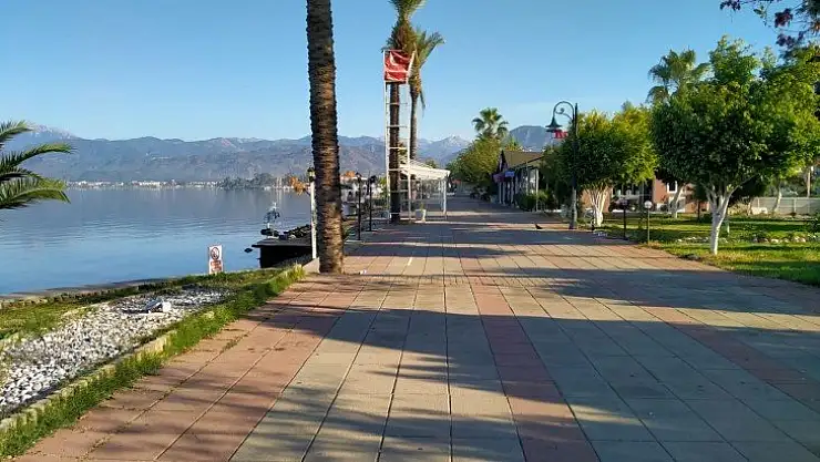 Yasakların ikinci gününde Fethiye sokakları...