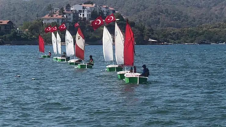 Yelken Kulübü 30 Ağustos'u denizde kutladı