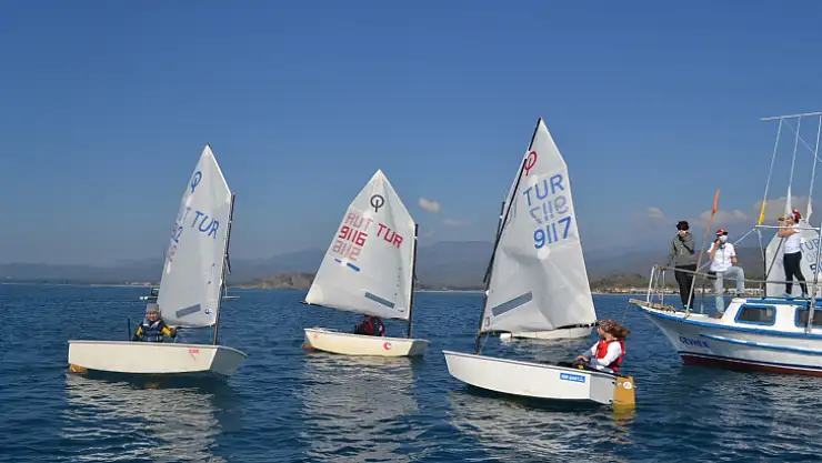 Yelkenciler, İzmir'e ailelerinin başarı dilekleri ile uğurlandı