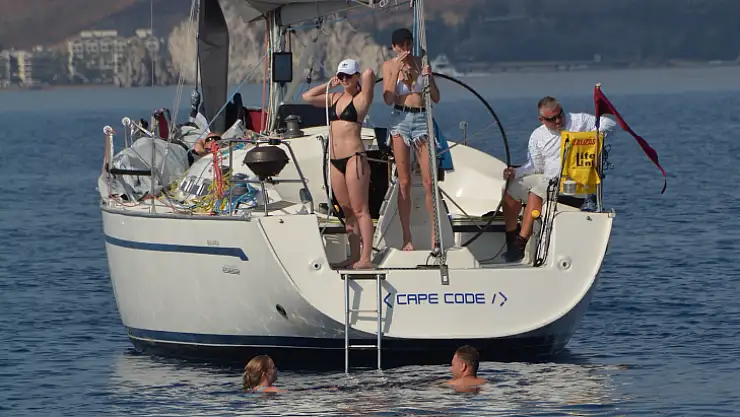 Yelkenciler rüzgarı beklerken denizde keyif yaptı