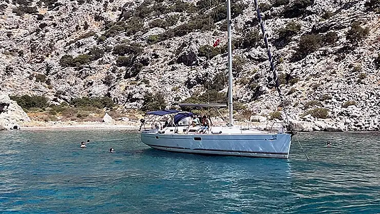 Yelkenli Teknede 13 Düzensiz Göçmen Yakalandı