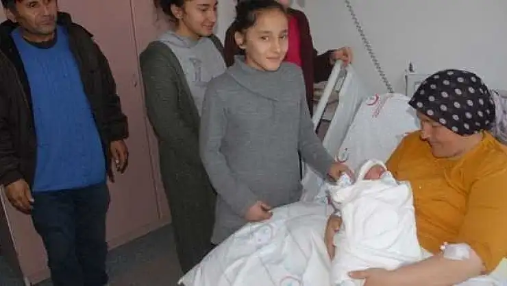 YENİ YILIN İLK BEBEĞİ KIZ