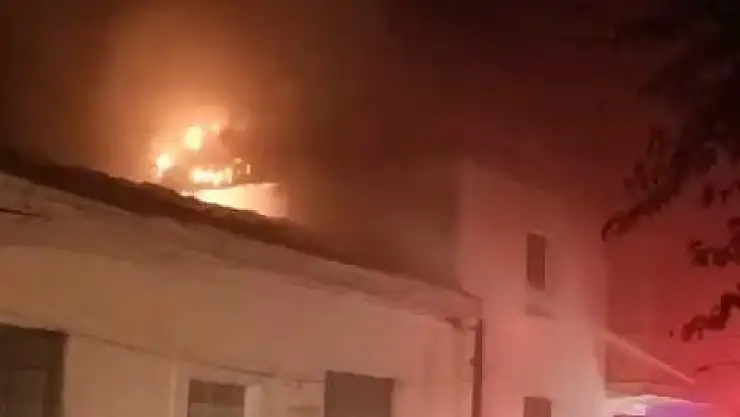 Yıldırım düşmesi sonucu bir evde yangın çıktı