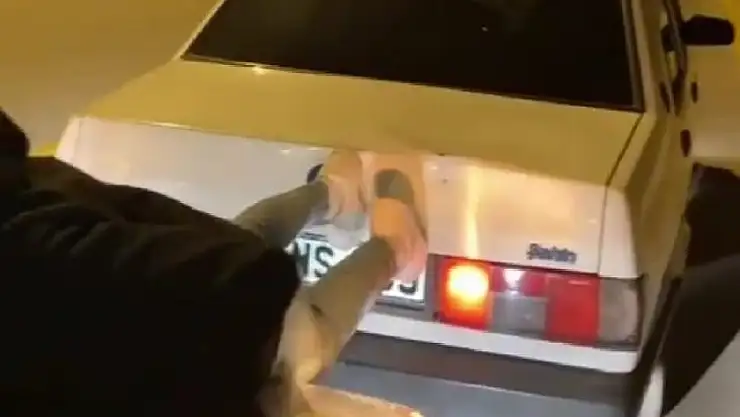 Yolda kalan aracı çekme halatı yerine bir genci kullanarak götürdüler