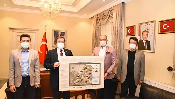 Yörük göç yolları haritası Vali Tavlı'ya hediye edildi