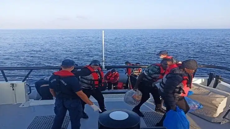 Yunan askerinin Türk karasularına ittiği 16 göçmen kurtarıldı