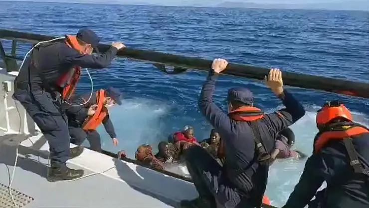 Yunanistan'ın geri ittiği can salı battı