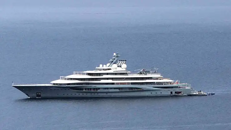 Yüzen saray 'Flying Fox' Bodrum'a demir attı, içerisindekiler merak konusu oldu