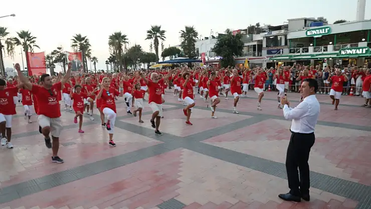 YÜZLERCE KİŞİ ZEYBEK OYNADI