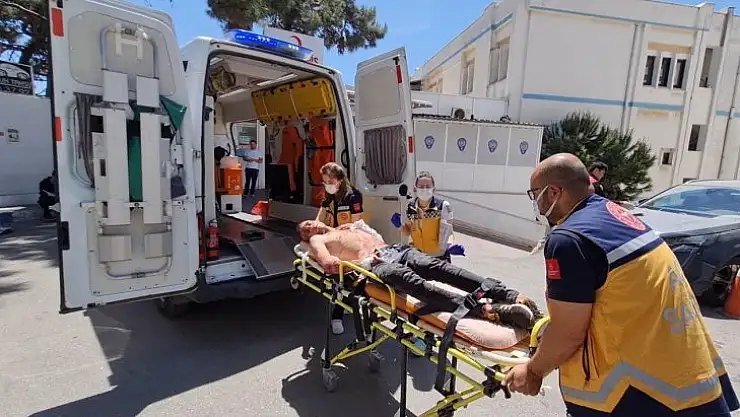 Yüzlerce turistin önünde jiletle kendine zarar verdi