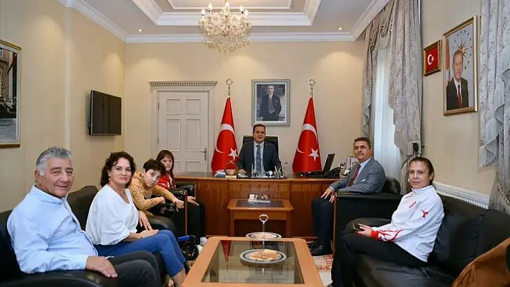 Yüzme Şampiyonu Elif'e Vali Akbıyık'tan Hediye