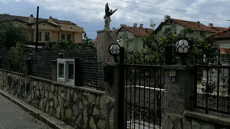 Zabıta Müdürlüğü ekipleri jiletli telleri söküyor