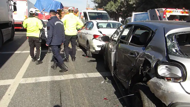 ZİNCİRLEME KAZADA 8 ARAÇ BİRBİRİNE GİRDİ