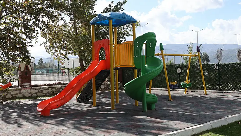 Büyükşehir, 13 İlçede Oyun Alanı ve Peyzaj Donatısını Güçlendiriyor