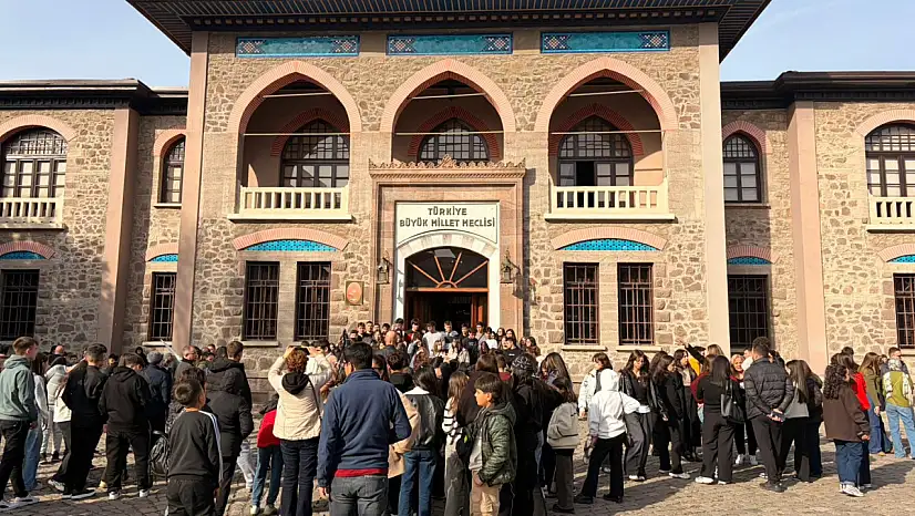 Eski TBMM binası ziyaretçi akınına uğruyor