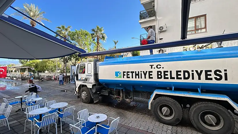 Fethiye Belediyesi'nden yağış sonrası temizlik çalışması