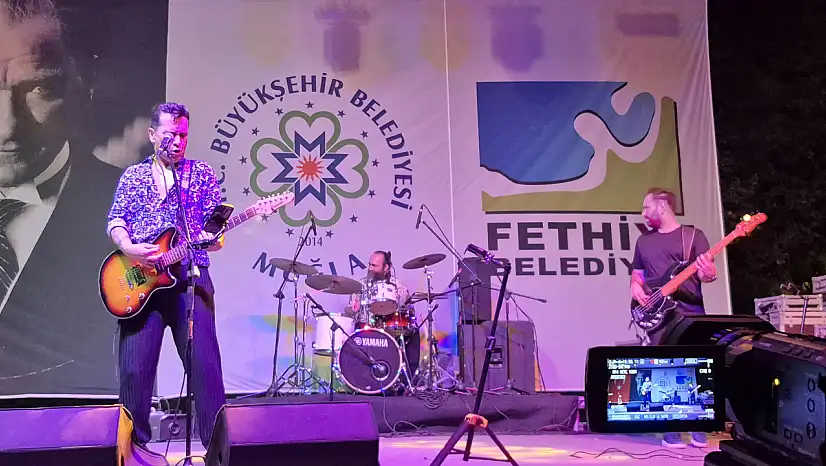 Fethiye'de Umut Kaya, Hava Oyunları Festivali'nde sahne aldı