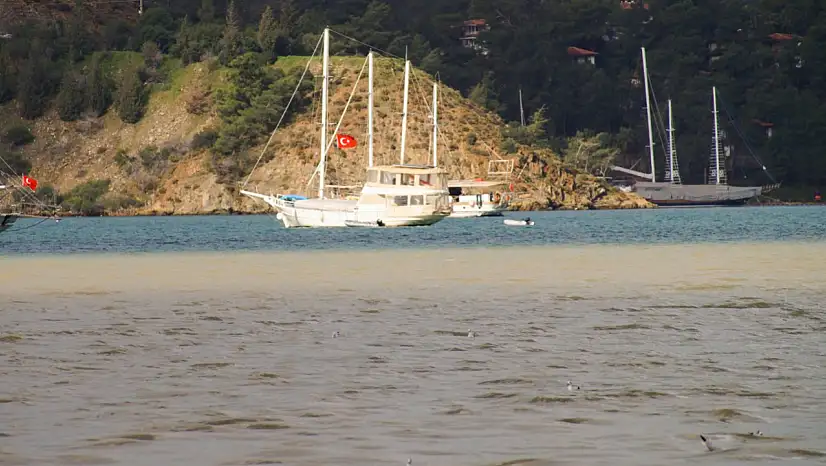 Fethiye Körfezi'nin rengi yağış sonrası değişti