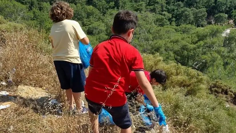 Gazi Ortaokulu 5/B Sınıfı Öğrencileri Çevre Temizliği Yaptı