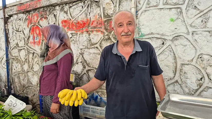 Kendi Ürettiği Muzu Özel Yöntemlerle Sarartıyor
