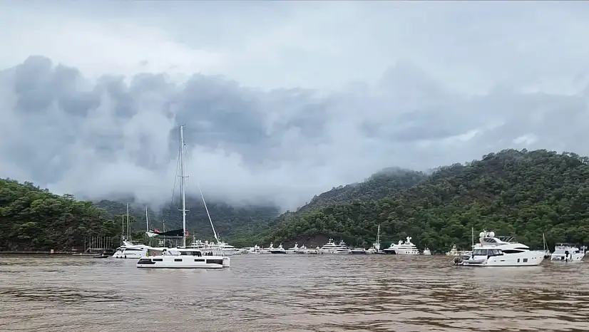 Sağanak Yağış Denizi Kahverengiye Çevirdi