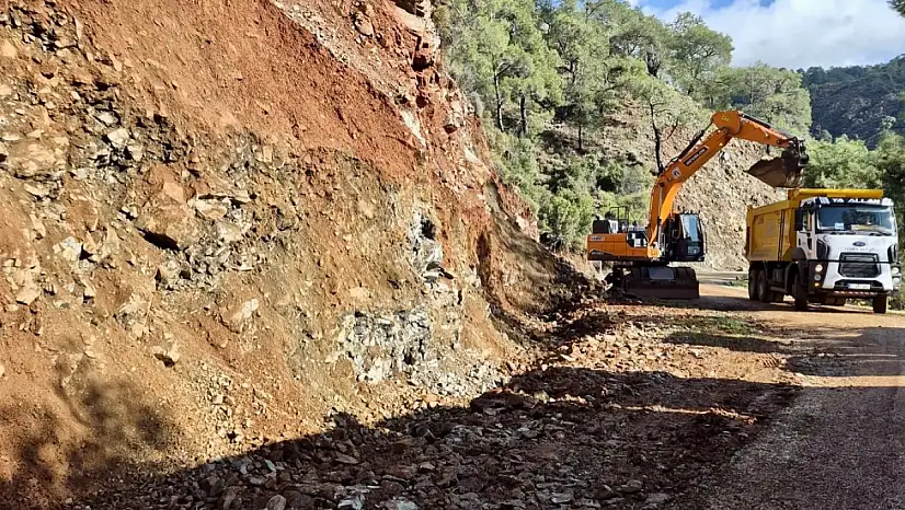 Yağış sonrası yollara düşen kaya ve topraklar için ekipler sahada