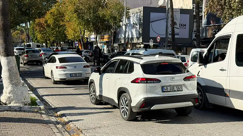 Fethiye Atatürk Caddesi'nde çift sıra park sorunu trafiği felç ediyor