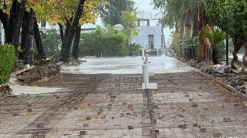 Fethiye Belediyesi önünde yol yapım ve bakım çalışması