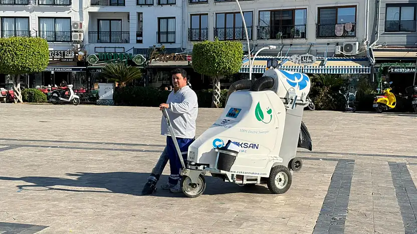 Fethiye Beşkaza Meydanı'ndaki izmaritler 'Fil' ile temizleniyor