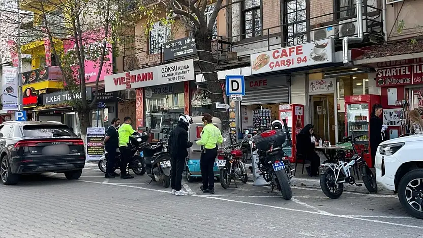 Fethiye'de motosiklet sürücülerine kask ve eldiven denetimi