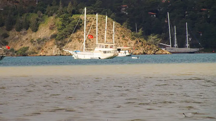 Fethiye Körfezi'nin rengi yağış sonrası değişti