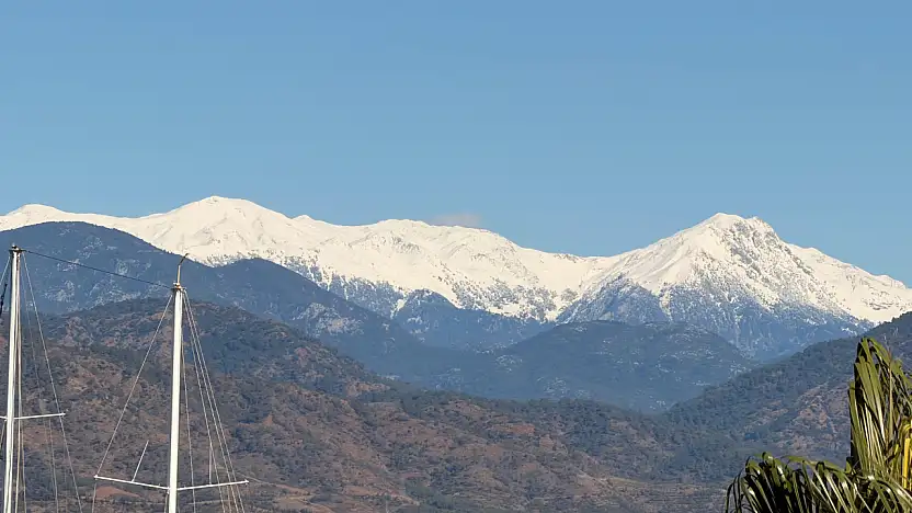 Fethiye'nin Çal Dağı zirvesi beyaza büründü