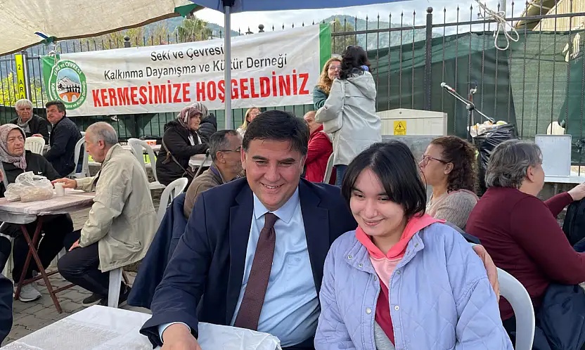 Başkan Alim Karaca, Fethiye'de öğrencilere destek kermesini ziyaret etti