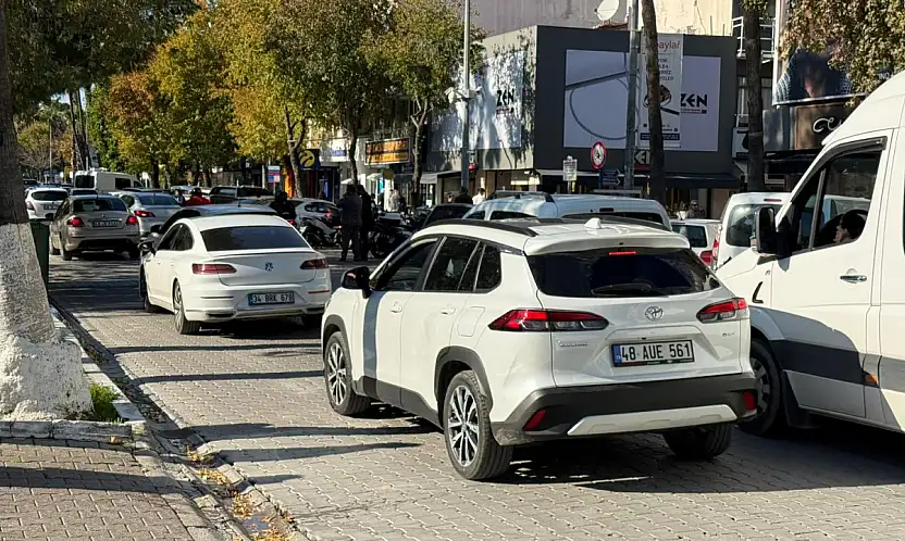 Fethiye Atatürk Caddesi'nde çift sıra park sorunu trafiği felç ediyor
