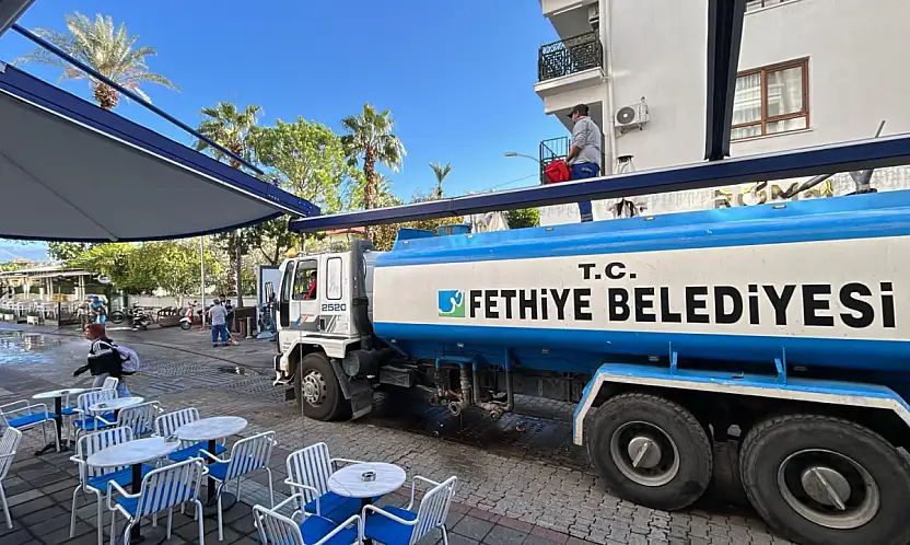 Fethiye Belediyesi'nden yağış sonrası temizlik çalışması