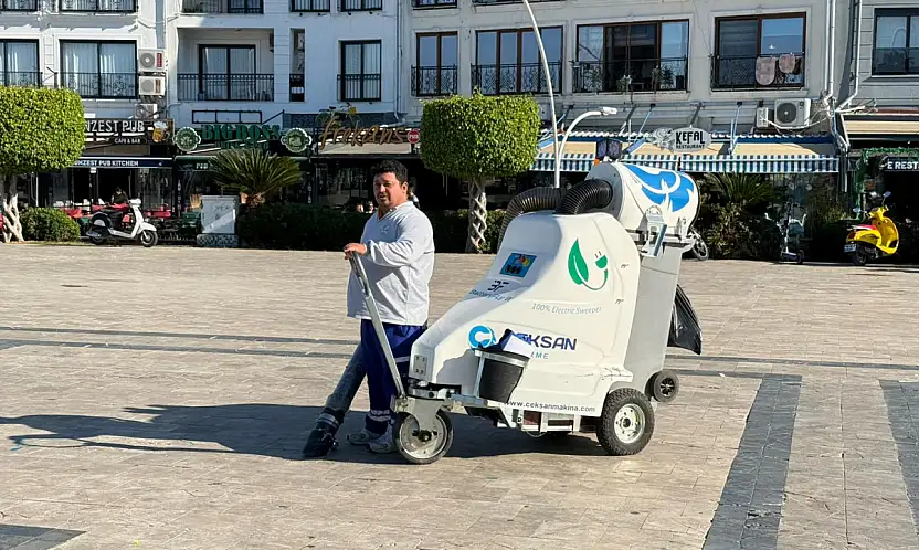 Fethiye Beşkaza Meydanı'ndaki izmaritler 'Fil' ile temizleniyor