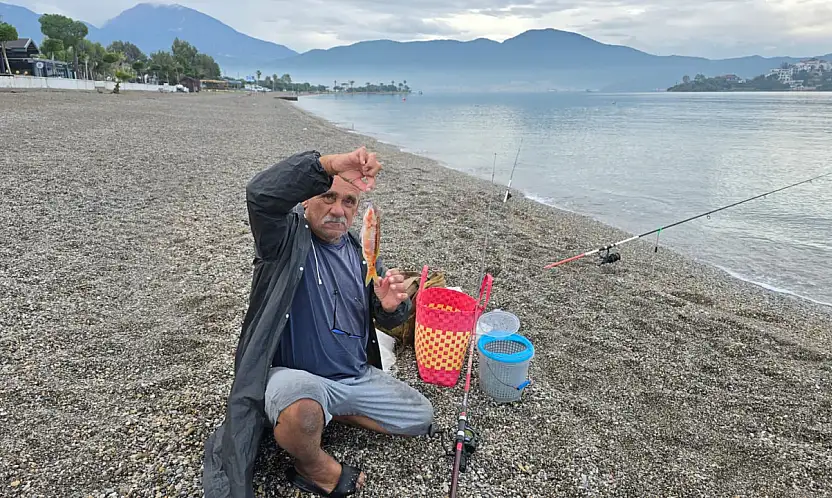 Fethiye Çalış Plajı'nda olta keyfi: 64 yaşında balık tutkusu