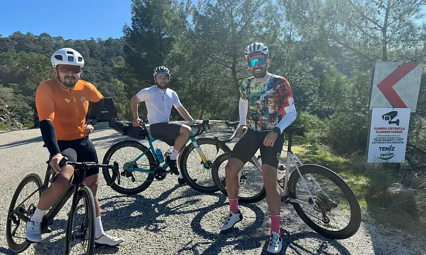 Fethiye'de bisiklet turu yapan grup Şubat ayında denize girdi