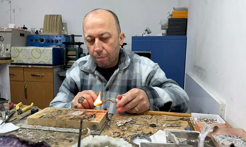 Fethiye'de gümüşe hayat veren usta: 'El işçiliği gümüşe ruh katar'