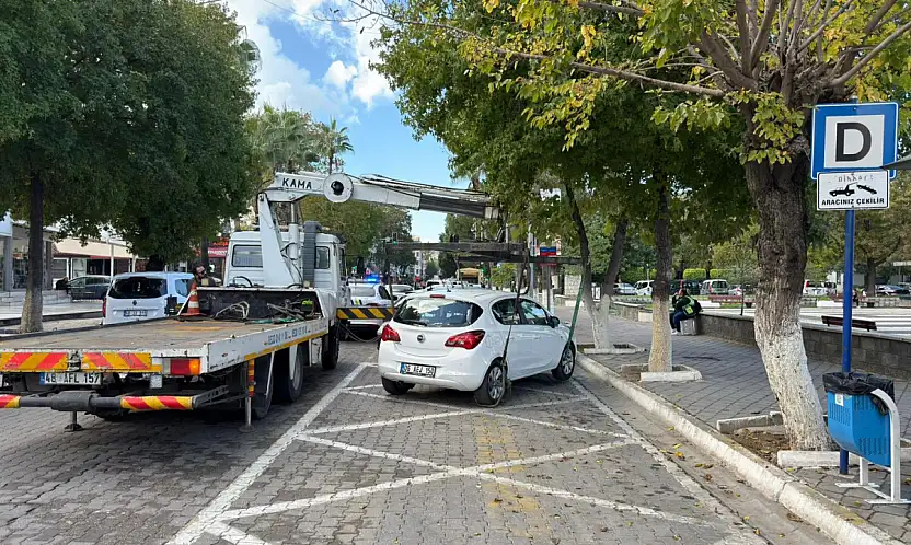 Fethiye'de hatalı park denetimi: Durağa park eden araç çekiciyle kaldırıldı
