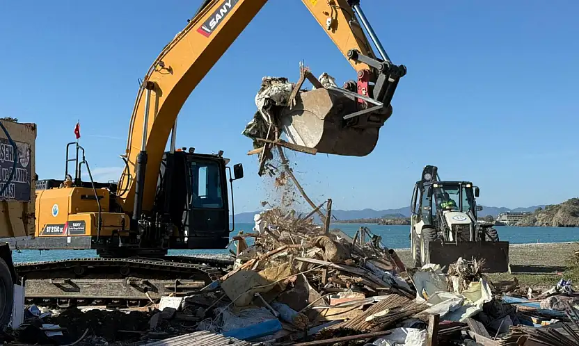 Fethiye'de Koca Çalış'taki kaçak kıyı işletmeleri yıkılıyor